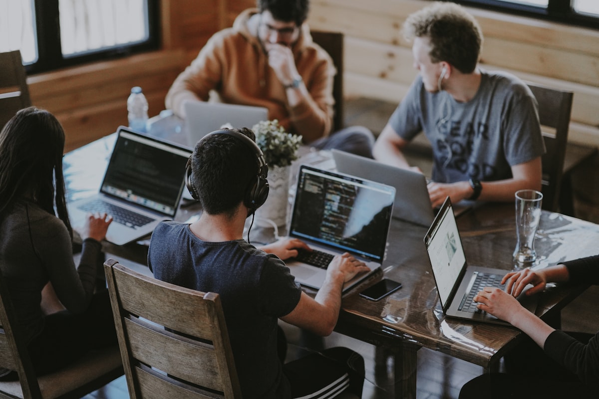 CRM per PMI: HubSpot vs Pipedrive vs su misura (confronto pratico 2026)